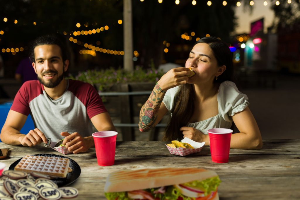 jeune couple mange au buvette