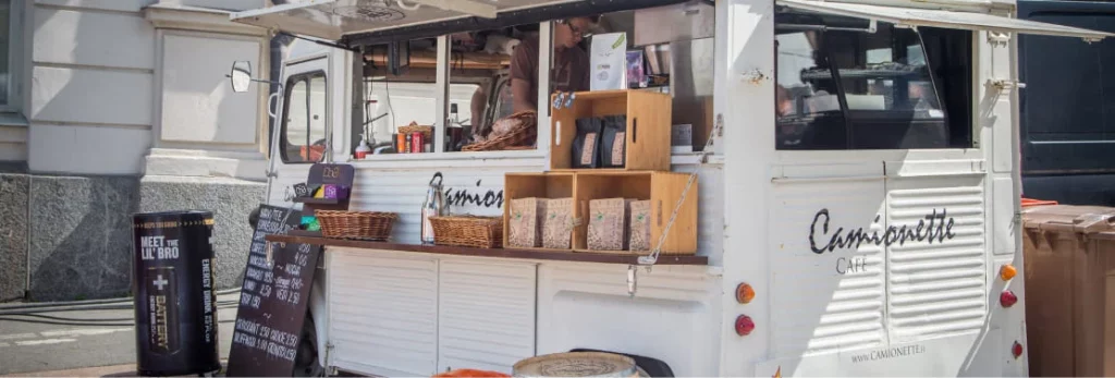 Camionnette café aménagée en buvette éphémère, proposant boissons et snacks en plein air.